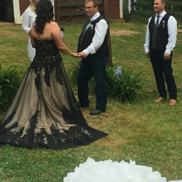 Gorgeous lace and tulle gown - Picture 4 of 5